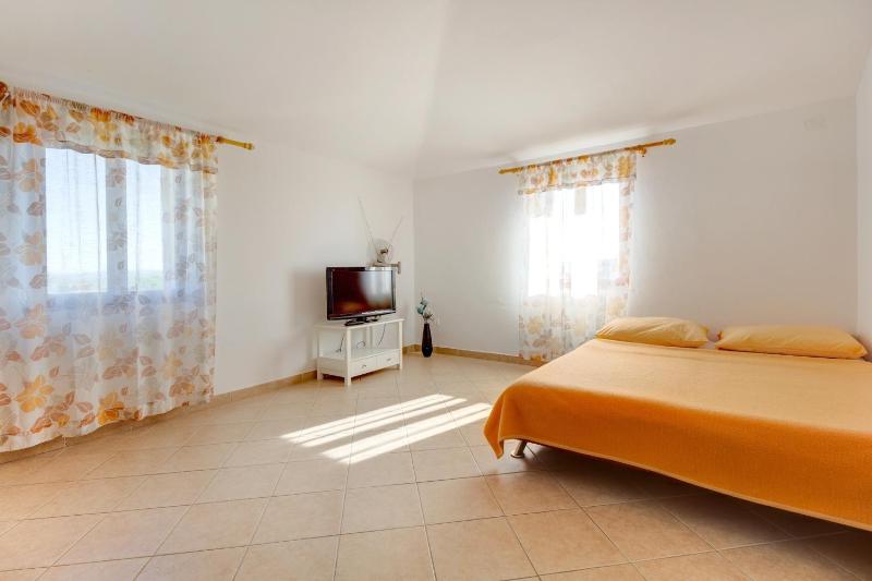 One-Bedroom Apartment with Balcony and Sea View image 1