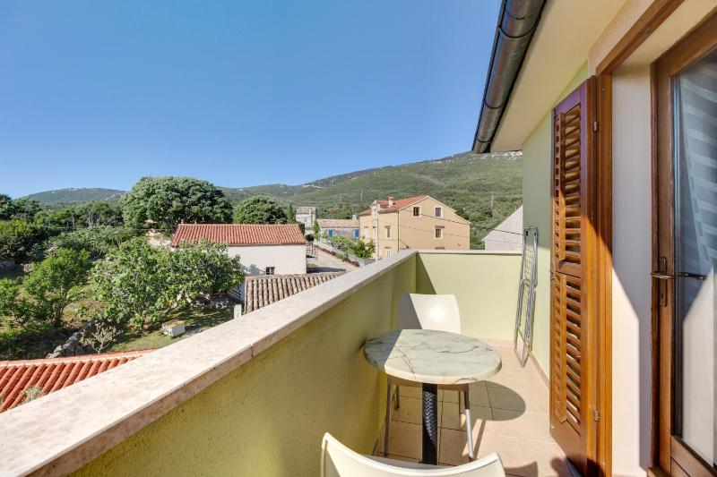 One-Bedroom Apartment with Balcony and Sea View image 4