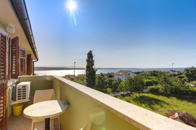 One-Bedroom Apartment with Balcony and Sea View image 3