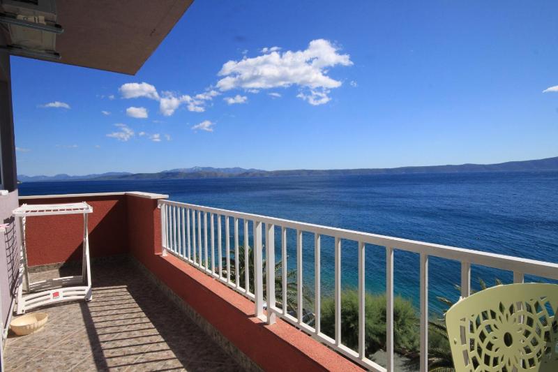 One-Bedroom Apartment with Balcony and Sea View image 4