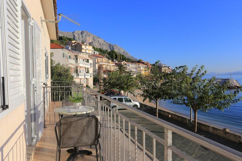 Two-Bedroom Apartment with Balcony and Sea View image 4