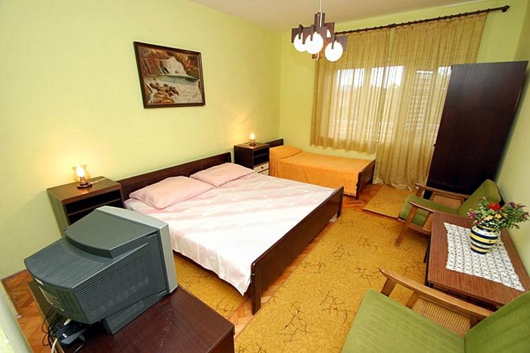 Triple Room with Terrace image 1