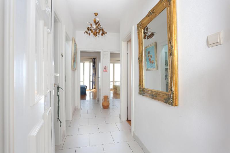 Three-Bedroom Apartment with Terrace and Sea View image 2