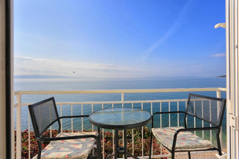 Two-Bedroom Apartment with Balcony and Sea View image 4