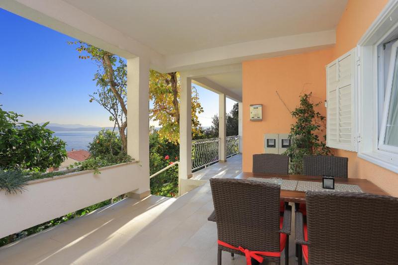 One-Bedroom Apartment with Terrace and Sea View image 4
