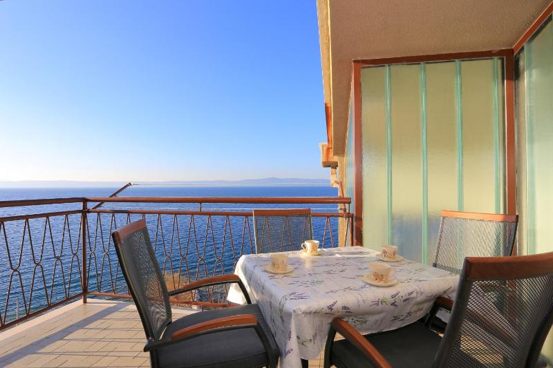 One-Bedroom Apartment with Balcony and Sea View image 3