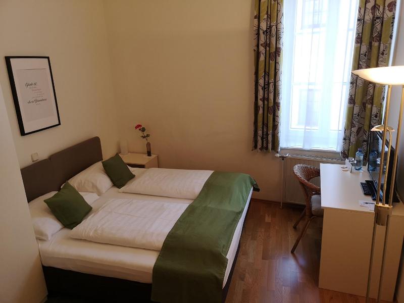 Single Room image 3