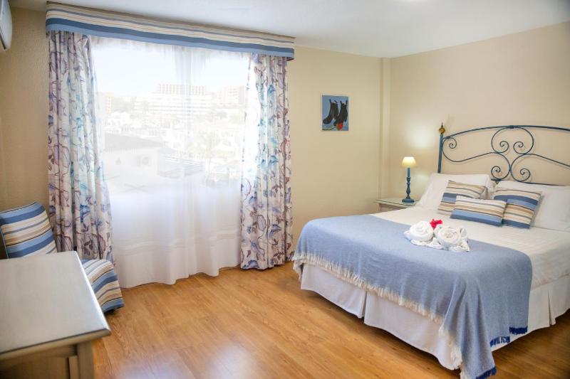 Superior Three-Bedroom Apartment (1-8 Adults)  image 1