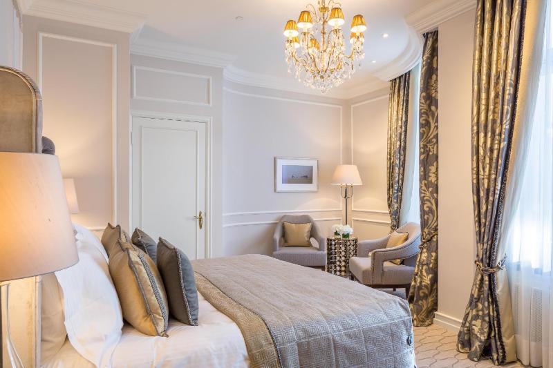Deluxe King Room with Garden View image 3