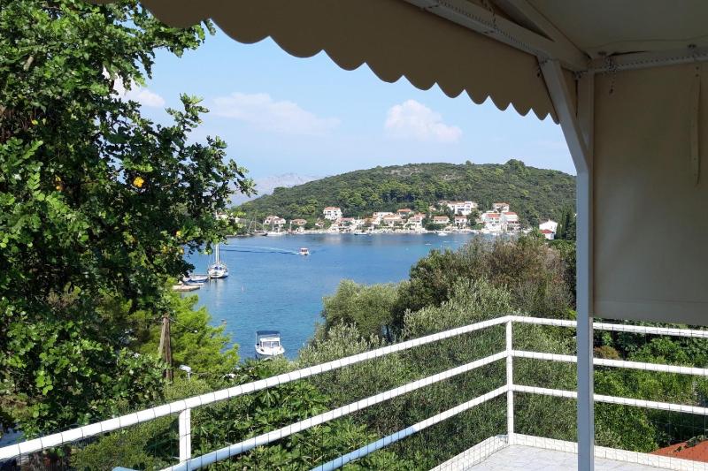 Three-Bedroom Apartment with Terrace and Sea View image 3