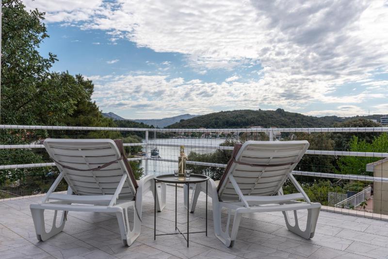 Three-Bedroom Apartment with Terrace and Sea View image 4