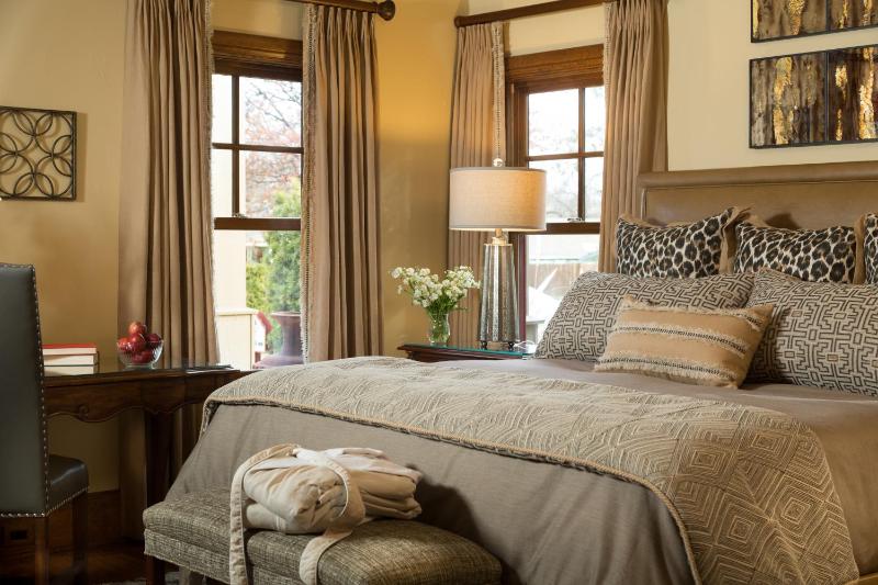 Deluxe King Room image 3