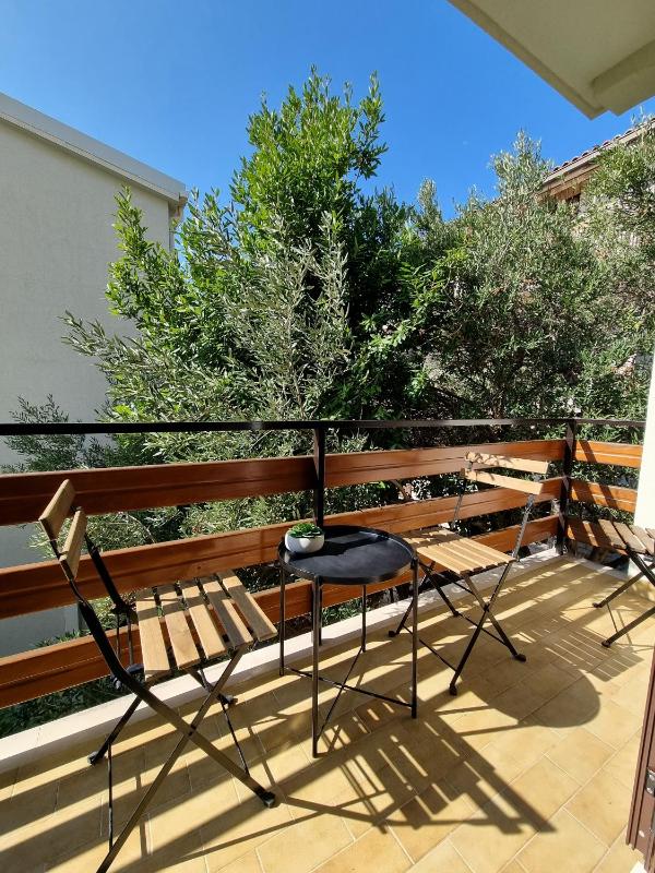 One-Bedroom Apartment with Balcony and Sea View image 3