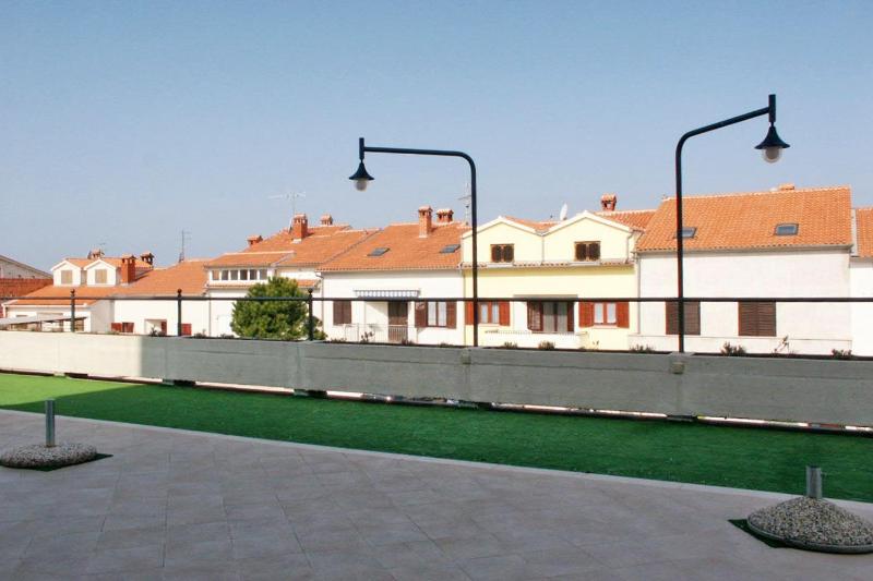 One-Bedroom Apartment with Terrace and Sea View image 2