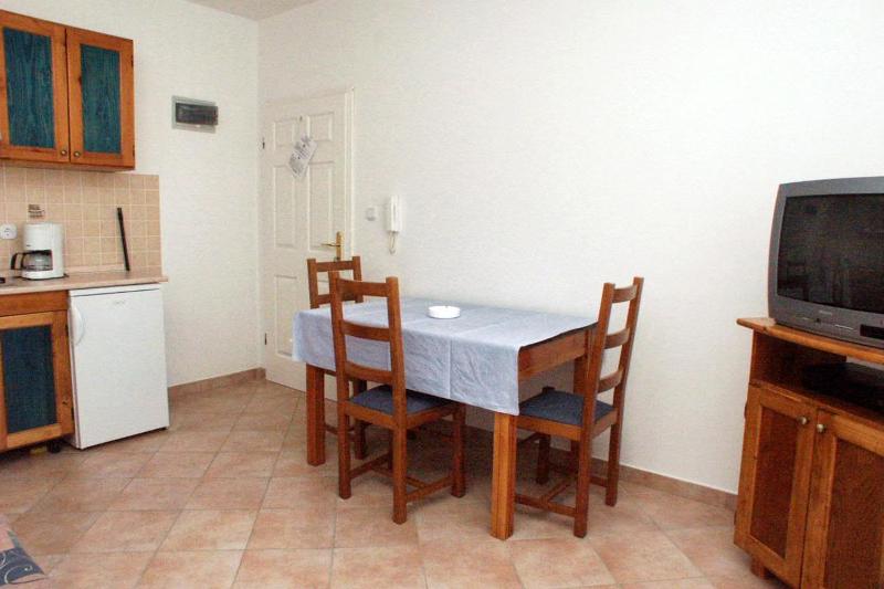 One-Bedroom Apartment with Terrace and Sea View image 4