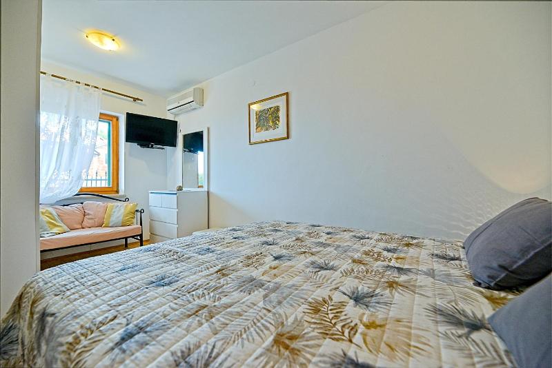 One-Bedroom Apartment with Terrace and Sea View image 1