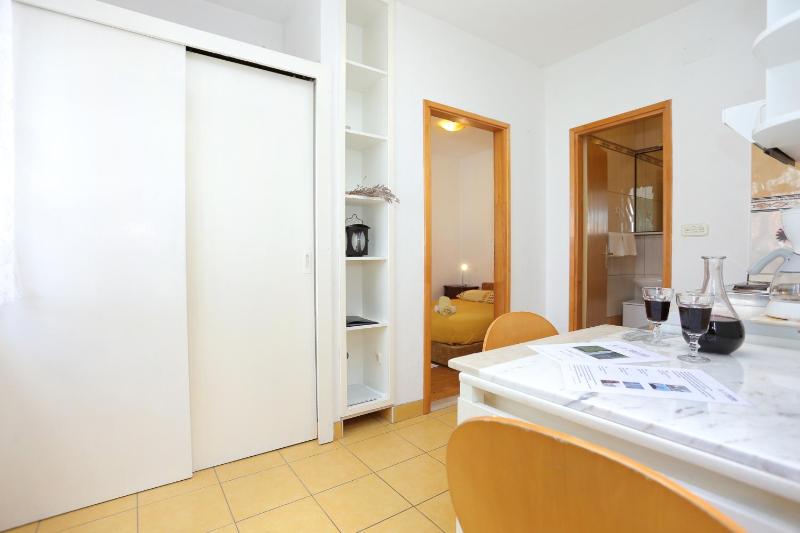 One-Bedroom Apartment with Terrace and Sea View image 4