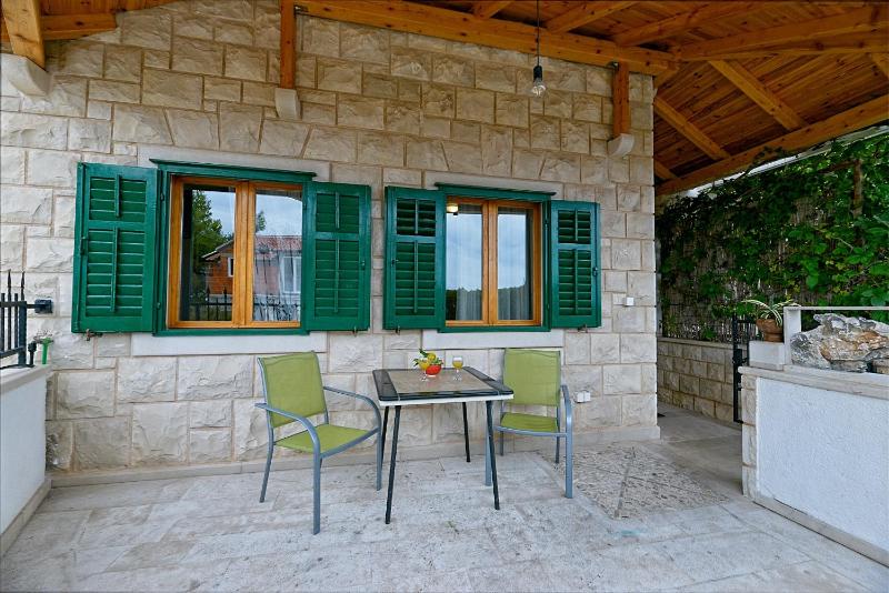 One-Bedroom Apartment with Terrace and Sea View image 3