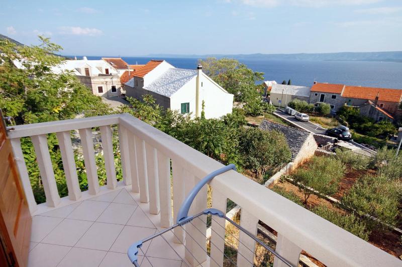 Apartments with parking space Bol Brac - 2900 - image 2