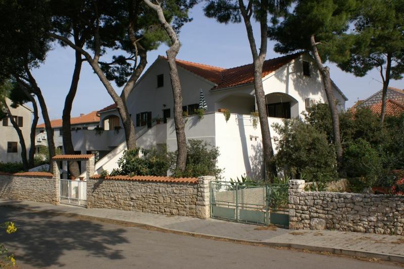 Apartments by the sea Mirca Brac - 2902 - image 1