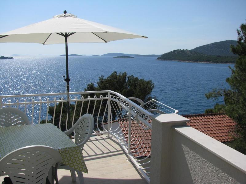 One-Bedroom Apartment with Terrace and Sea View image 4