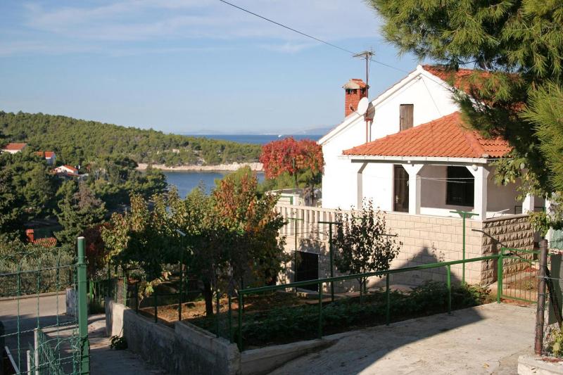 Apartments by the sea Splitska Brac - 2923 - image 1