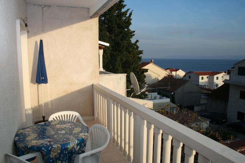 One-Bedroom Apartment with Terrace and Sea View image 4