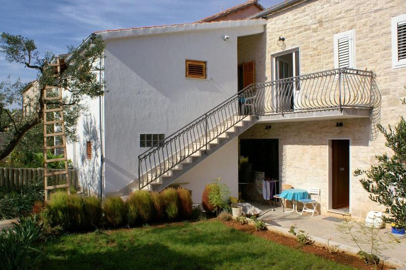 Apartments with parking space Splitska Brac - 2858 - image 7