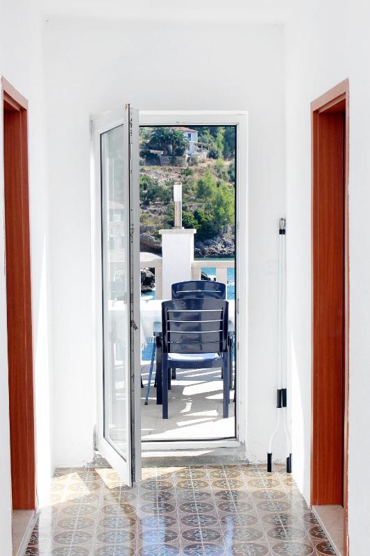Three-Bedroom Apartment with Terrace and Sea View image 2
