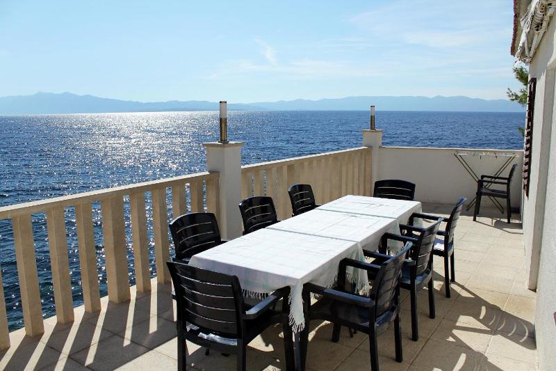 Three-Bedroom Apartment with Terrace and Sea View image 4