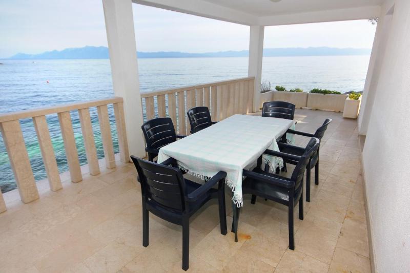 One-Bedroom Apartment with Terrace and Sea View image 3