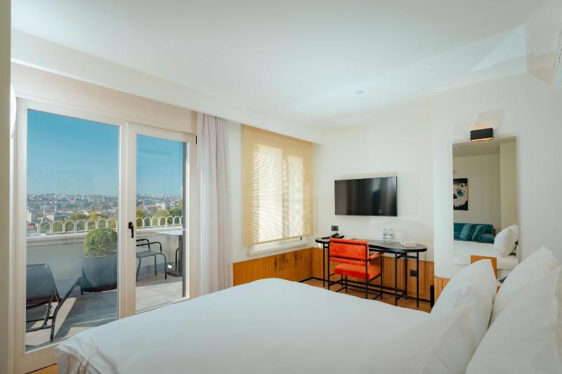 Deluxe Double Room with Balcony and Sea View image 3