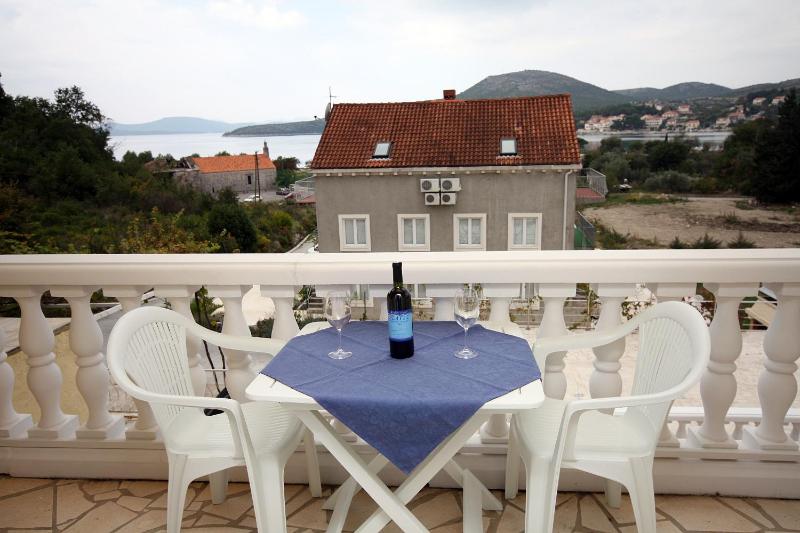 One-Bedroom Apartment with Balcony and Sea View image 4
