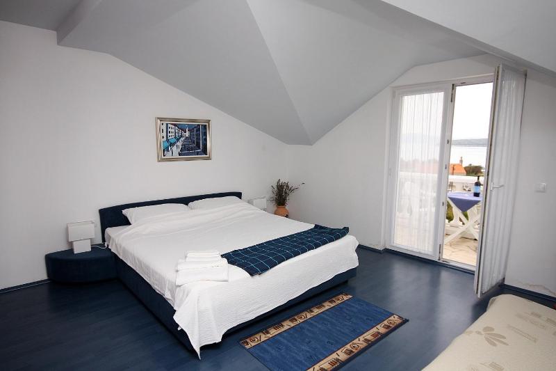 One-Bedroom Apartment with Balcony and Sea View image 1