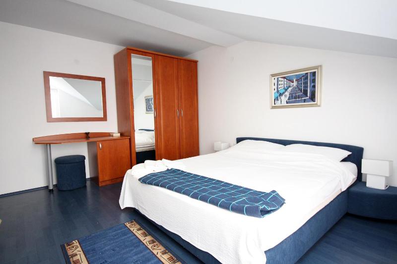 One-Bedroom Apartment with Balcony and Sea View image 3