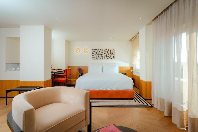 Deluxe Double Room with Sea View image 4