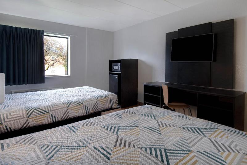 Quadruple Room image 2
