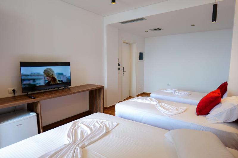 Quadruple Room with Balcony image 2