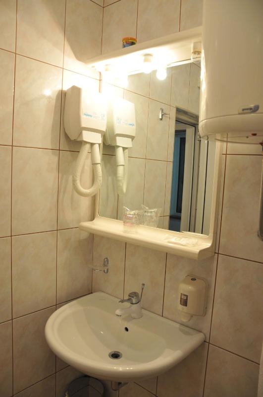 Twin Room image 4