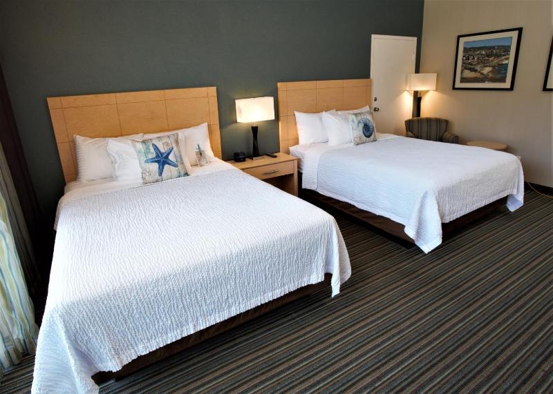 Deluxe Room, 2 Queen Beds, Balcony (Upper Floors) image 2