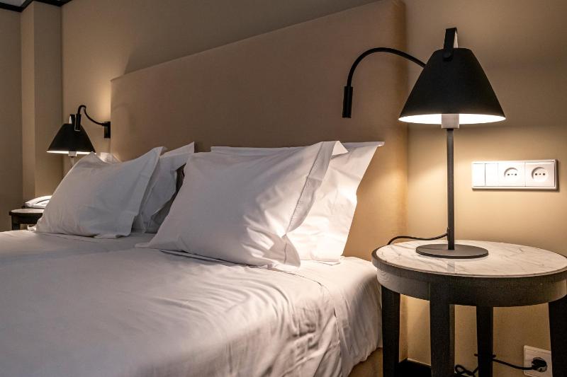 Classic Double or Twin Room image 4