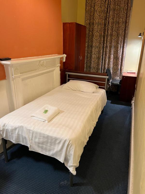 Single Room with Shared Bathroom image 3