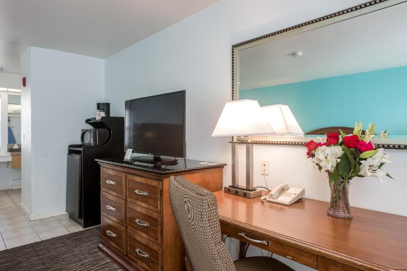 King Room with Partial View image 2