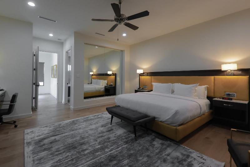 King Room with Spa Bath image 1