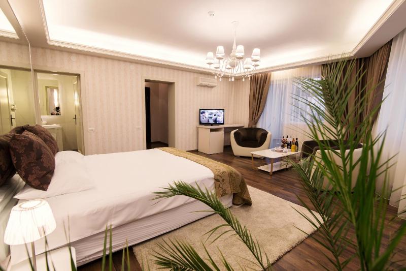 Superior Double Room with Balcony image 3
