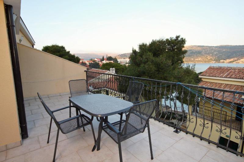One-Bedroom Apartment with Terrace and Sea View image 3
