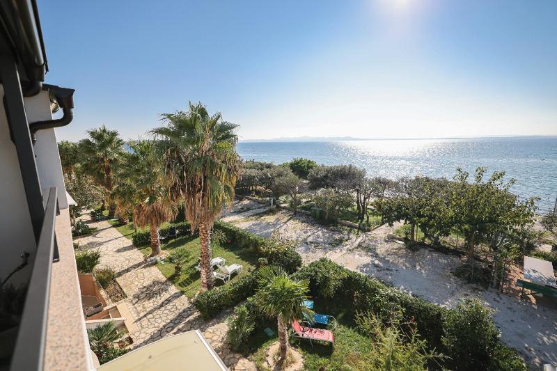 One-Bedroom Apartment with Terrace and Sea View image 3