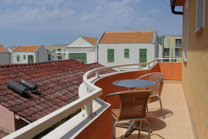 One-Bedroom Apartment with Balcony and Sea View image 3