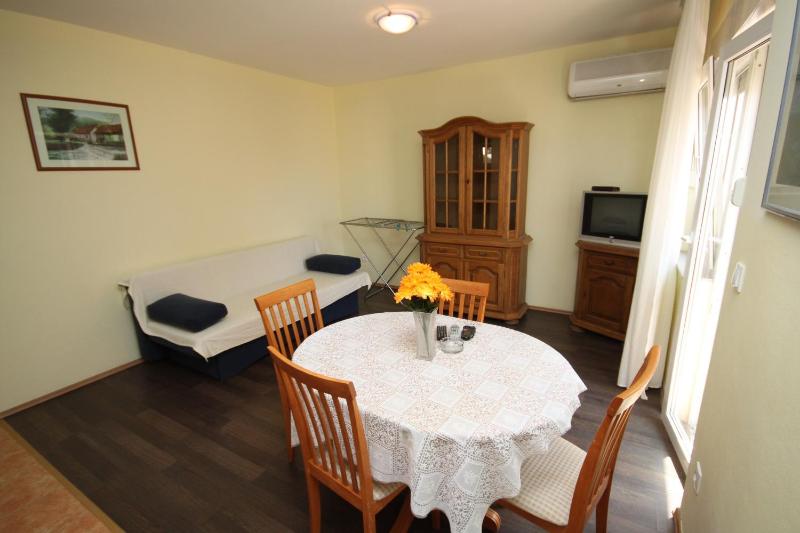 One-Bedroom Apartment with Balcony and Sea View image 4