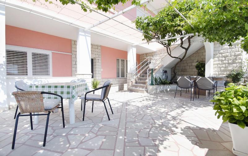 One-Bedroom Apartment with Terrace and Sea View image 3